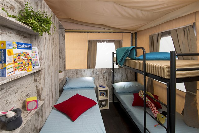 Mobilní domky  a glamping ZATON - luxusní stan s dřevěnou podsadou - dvě dvoulůžkové ložnice a denní místnost - GLAMPING 4(+1)